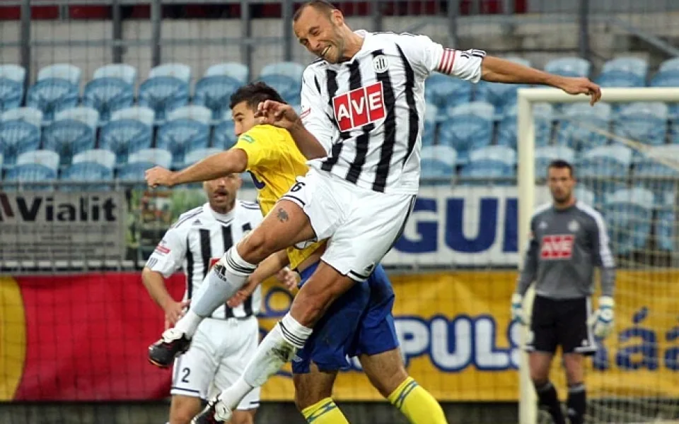 Stoperská dvojice Dynama Roman Lengyel (ve výskoku) a Tomáš Řepka (vzadu) dokázala teplického střelce Aidina Mahmutoviče ubránit