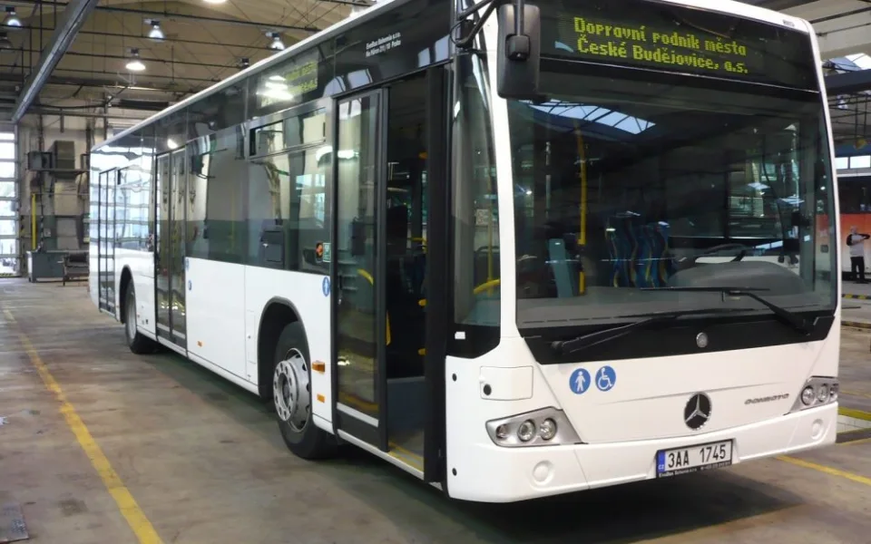 Nový nízkopodlažní autobus Mercedes-Benz Conecto