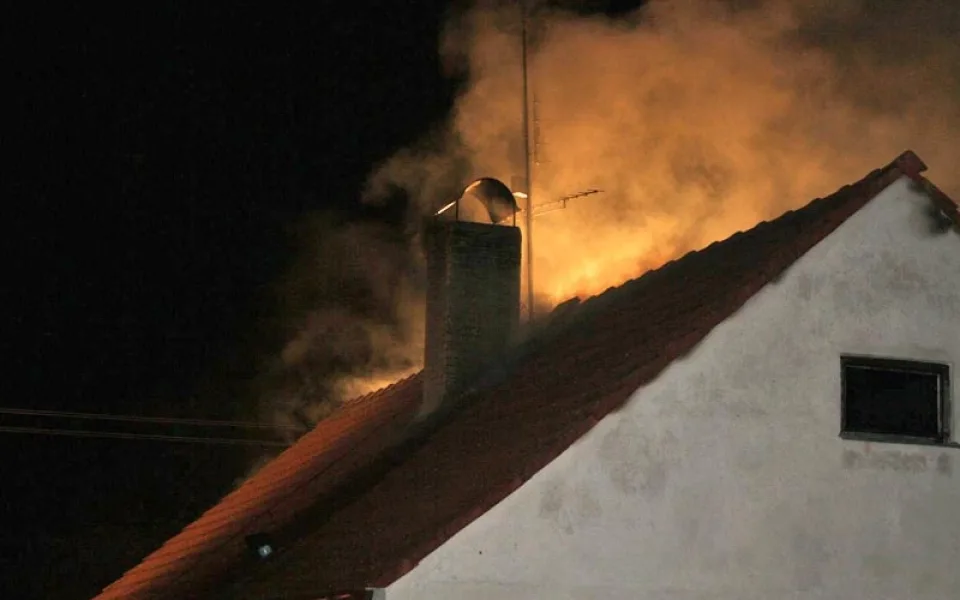 V Dyníně hořela střecha rodinného domu