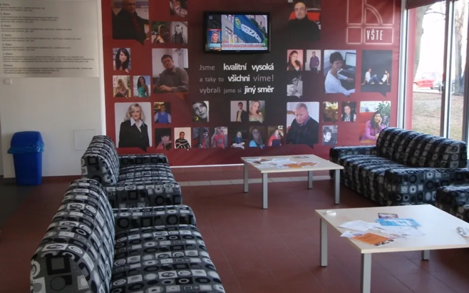 Vestibul vysoké školy technické a ekonomiké v Českých Budějovicích
