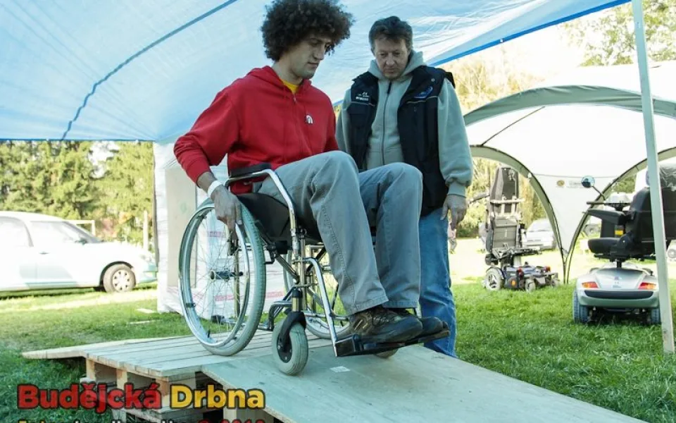 Všichni si mohli vyzkoušet, jaké to je na kolečkovém křesle