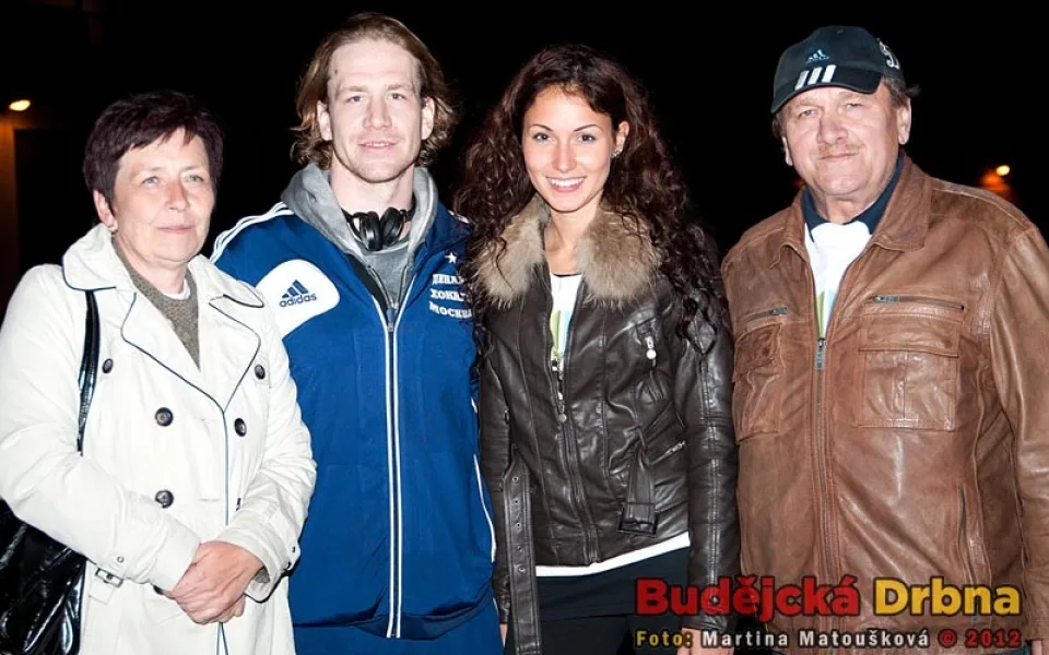 Filip Novák s rodiči a přítelkyní Míšou