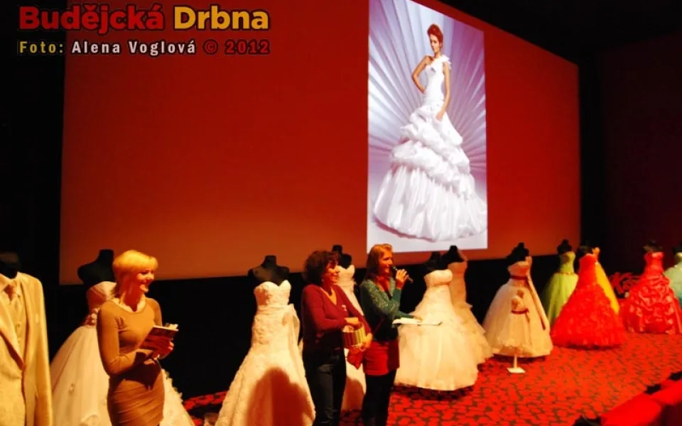 Figuríny byly před promítáním filmu odstraněny