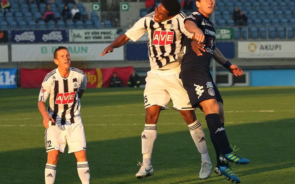 Brazilec Sandro v hlavičkovém souboji s Jiřím Valentou, vlevo navrátilec do domácí sestavy Petr Benát