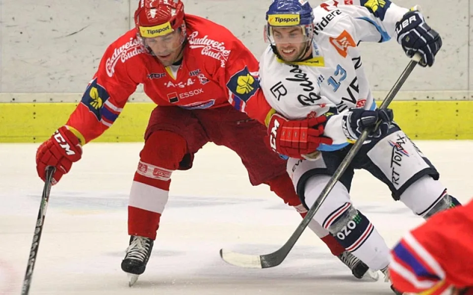 Stejně jako při duelu v Budvar Aréně se proti Mountfieldu prosadil dvěma góly vítkovický útočník Vladimír Svačina (na snímku v souboji s Frühaufem)