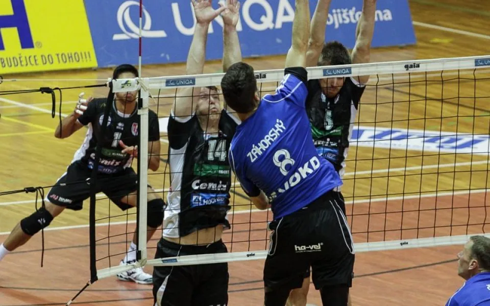 Adam Záhorský smečuje proti budějckému bloku