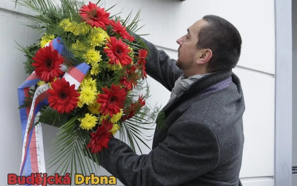 Věšení věnce primátorem Českých Budějovic Jurajem Thomou