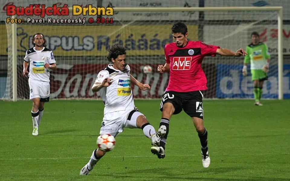 Petr Javorek odkopává míč před Mariánem Čišovským