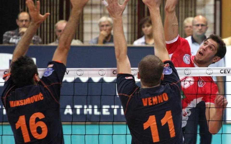 Smeč Petera Pláteníka přes Olivera Venna a Marka Maksimoviće