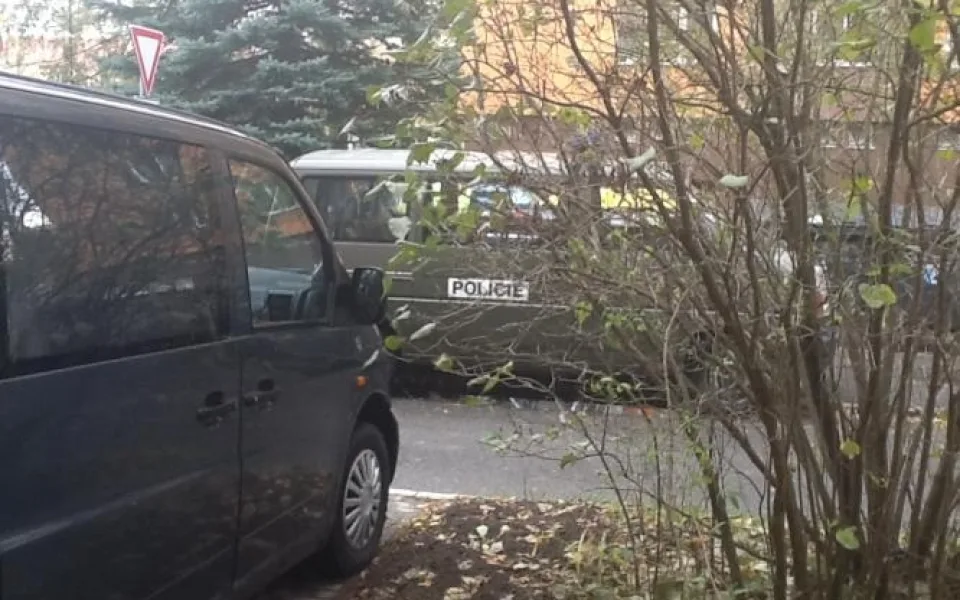 Policisté a pohřební vůz na místě činu