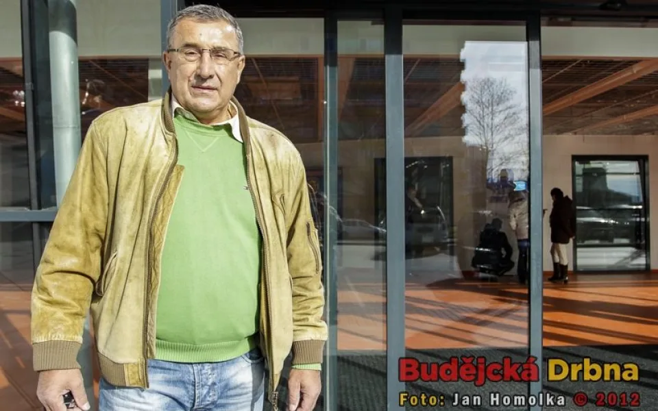 Jaroslav Pouzar před vchodem do haly
