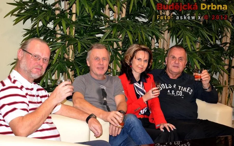 Příjemné posezení s kapelou Elán. Zleva Vašo Patejdl, Jan Baláž, ředitelka RRC Lenka Havlová a Jožo Ráž