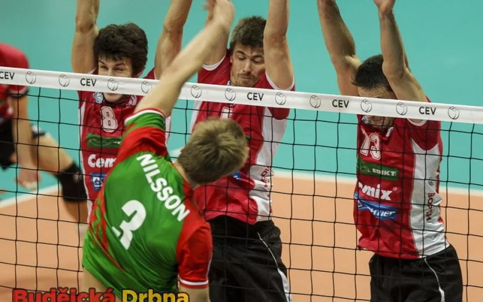 Jon Nils Marcus Nilsson smečuje do trojbloku Habr, Sobotka, Fila