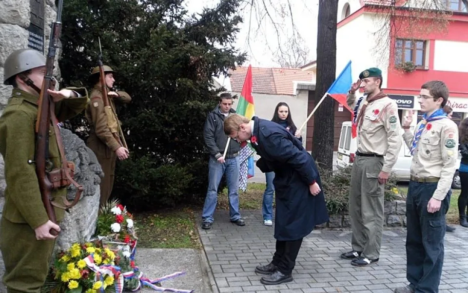 Aleš Procházka, předseda Svornost RO jižní Čechy, se klaní obětem a hrdinům