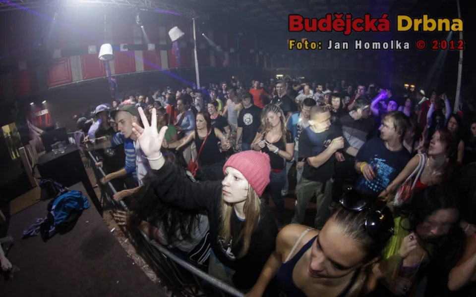 Tančící dav se skvěle bavil
