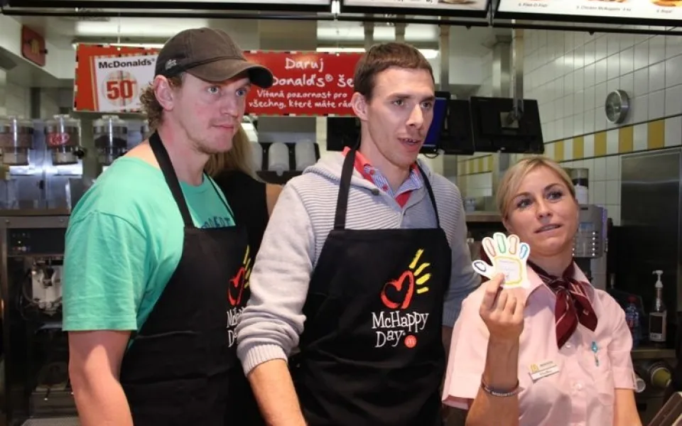 Hlavním cílem akce v McDonaldu bylo podpořit charitativní prodej speciálních samolepek