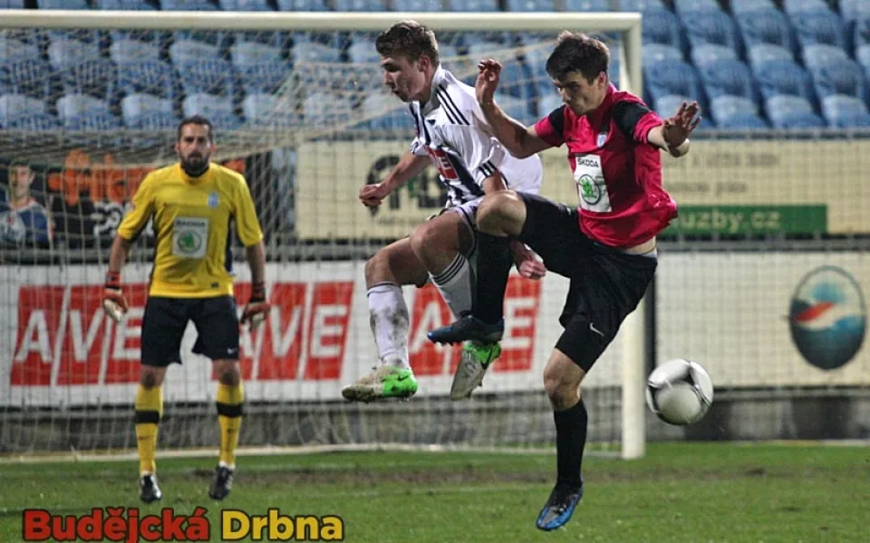 Celý druhý poločas odehrál proti Mladé Boleslavi mladý Zdeněk Linhart. Na snímku jej brání Ondřej Kúdela