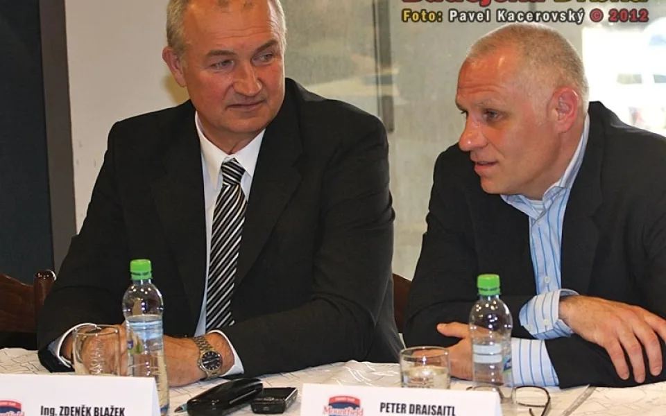 Předseda představenstva HC Mountfield Zdeněk Blažek s koučem mužstva Peterem Draisaitlem