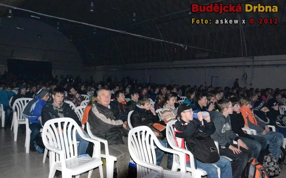 Diváci. Živí. Všichni. Zatím...