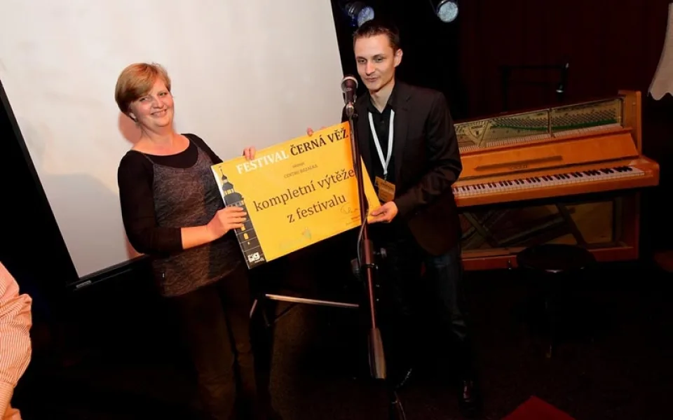 Ředitel festivalu Milan Pleva předává šek ředitelce Centra BAZALKA Vandě Polívkové