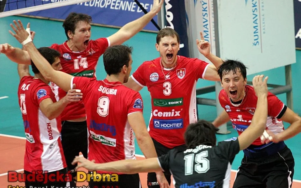 Radek Mach (č. 3) se společně se svými spoluhráči raduje z premiérového vítězství Jihostroje v Lize mistrů nad Budvou. V Černé Hoře však Budějčáci tamnímu mistrovi podlehli