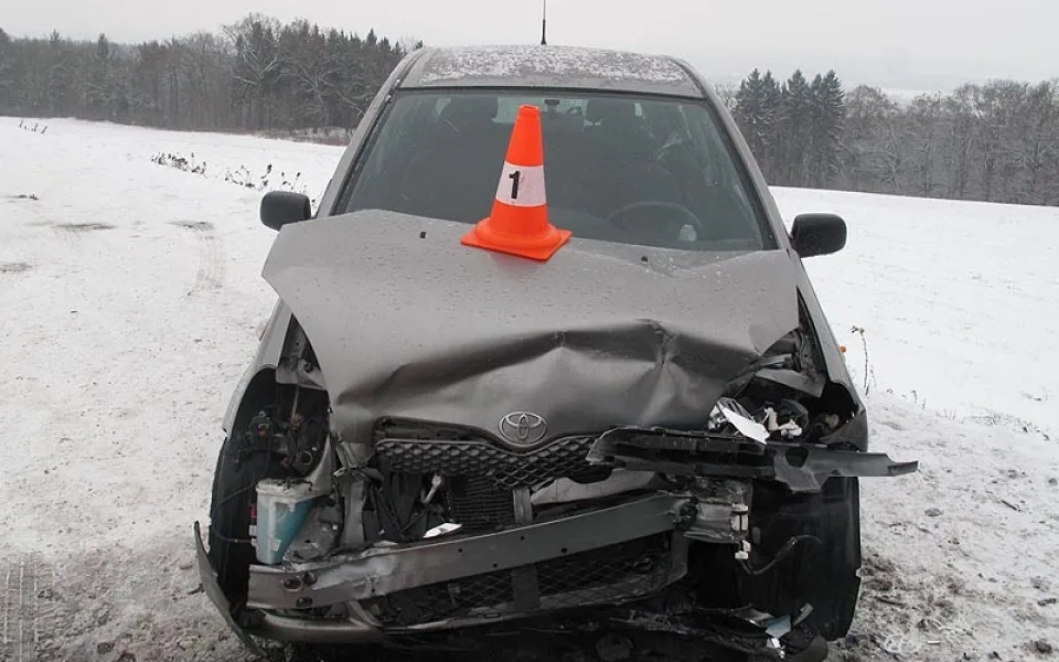 Toyota Yaris řidičky, která nezvládla řízení a narazila do protijedoucího Peugeotu 206