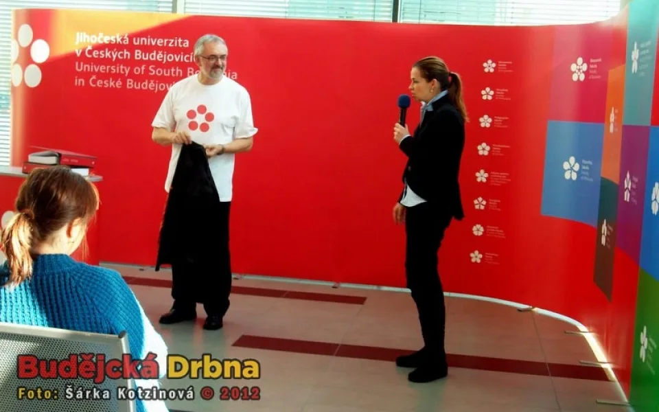 Grafička Radka Folprechtová a rektor Libor Grubhoffer představují nové logo Jihočeské univerzity