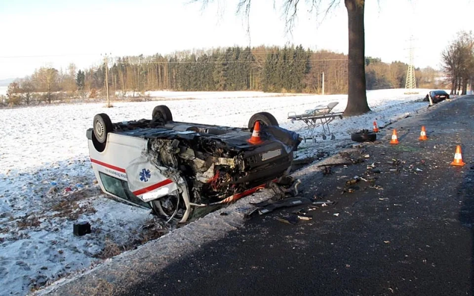 Převozní sanitní vůz skončil na střeše