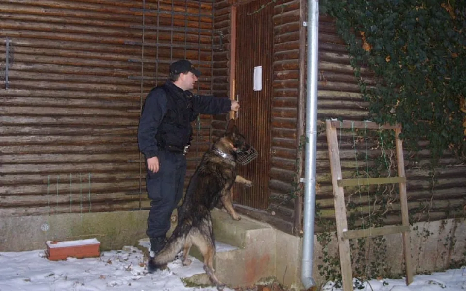 Policisté kontrolovali chaty společně se psy