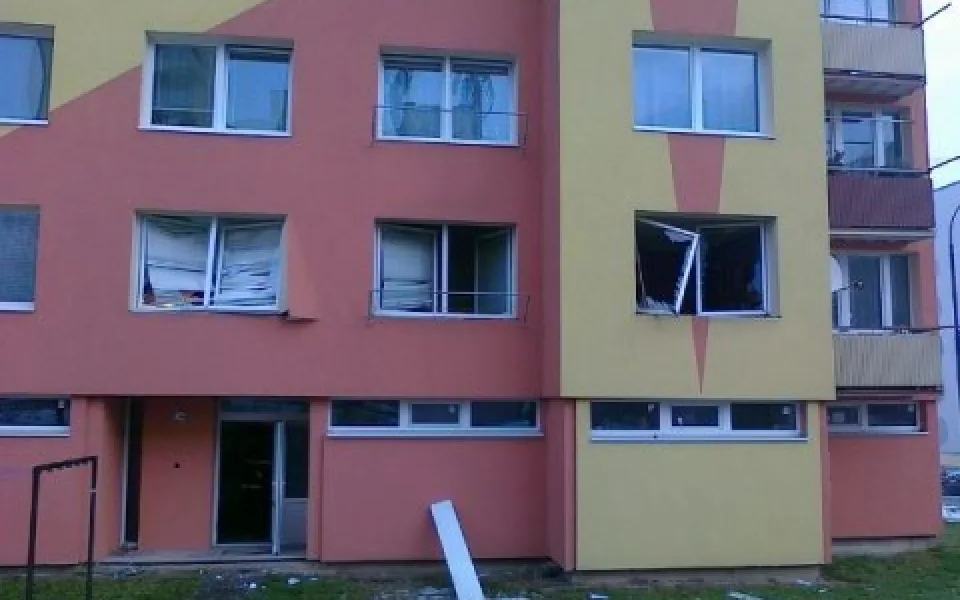 K výbuchu došlo v prvním patře paneláku ve Vodňanské ulici