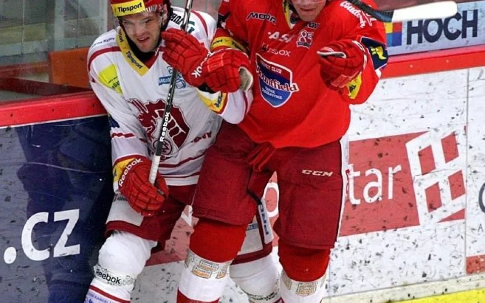 Jakub Langhammer, střelec druhého gólu Mountfieldu, v souboji se Ctiradem Ovčačíkem