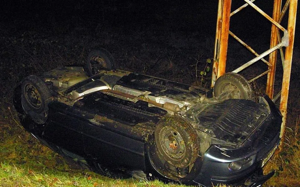 Škoda Fabia skončila u Šalmanovic na střeše