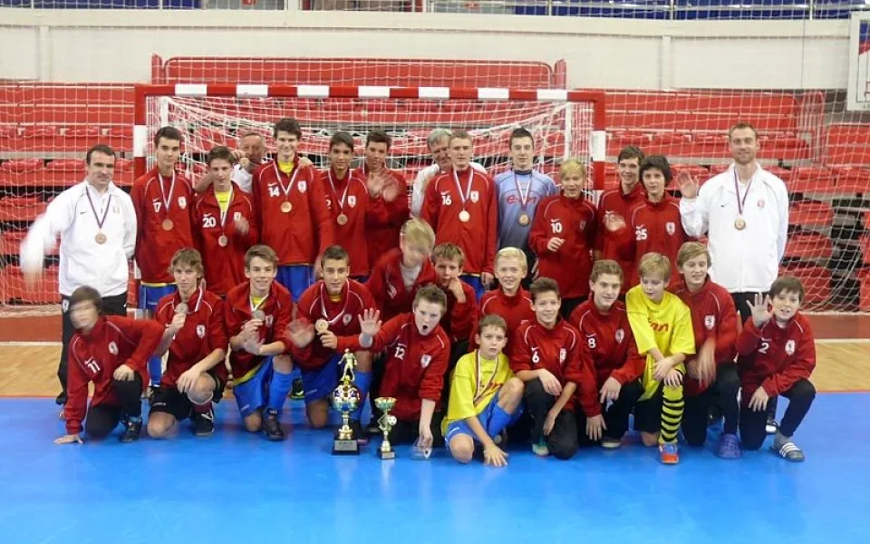 Starší žáci z jižních Čech s pohárem za třetí místo