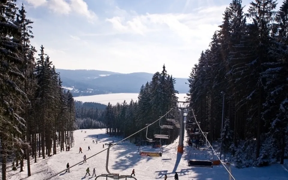 Skiareál Lipno je pořád v provozu