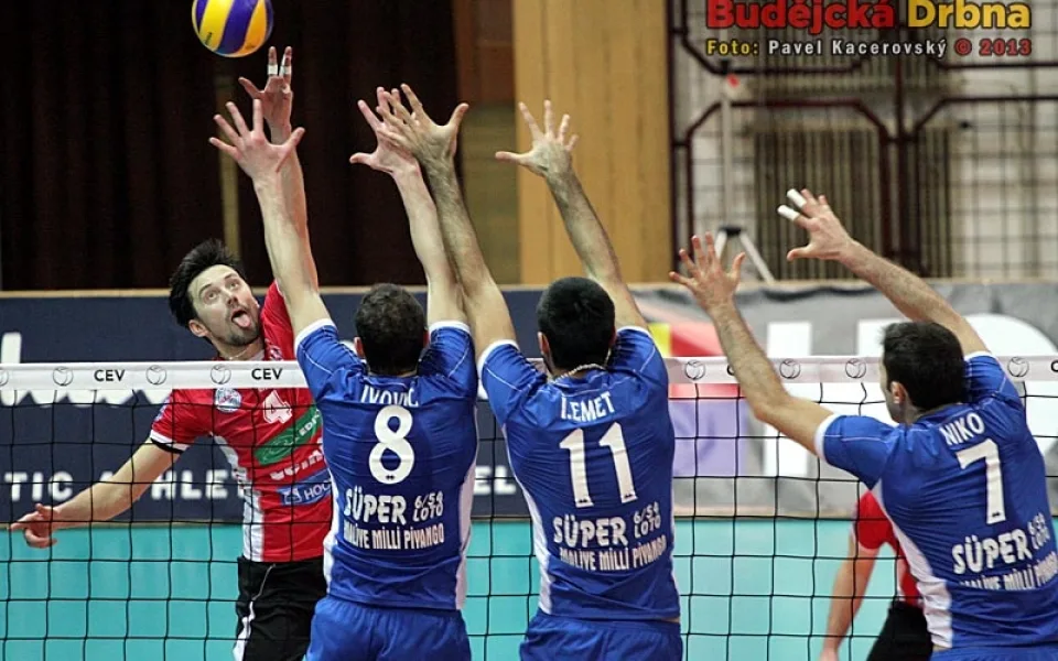Jakub Novotný smečuje přes blok Ivoviće, Emeta a Gjorgieva