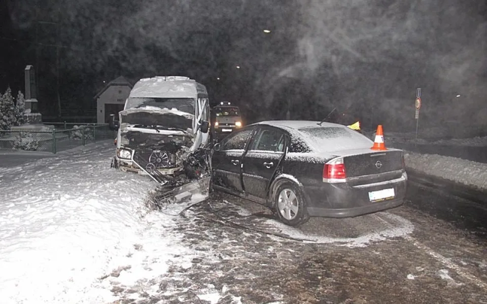Střet Opelu Vectra a Mercedesu Benz Sprinter v Češňovicích