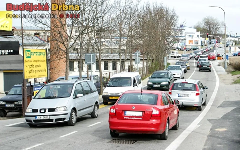 V těchto místech chybí lidem, kteří se pohybují po Pekárnské, chodník