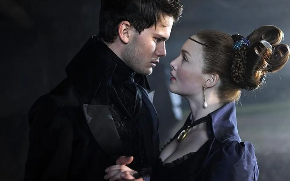 Jeremy Irvine a Holliday Grainger