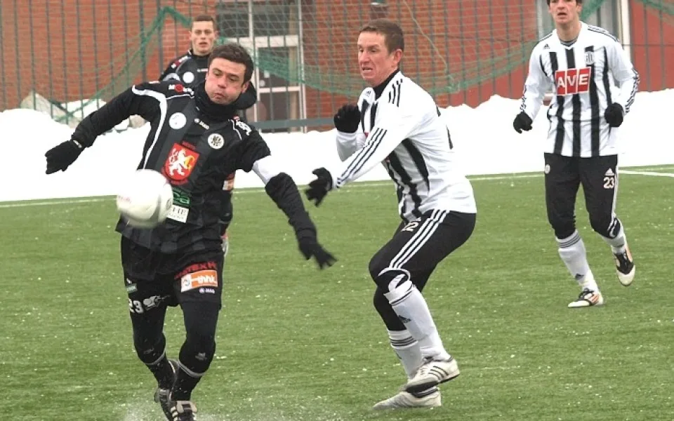 Petr Benát se snaží zastavit hradeckého Marka Kuliče