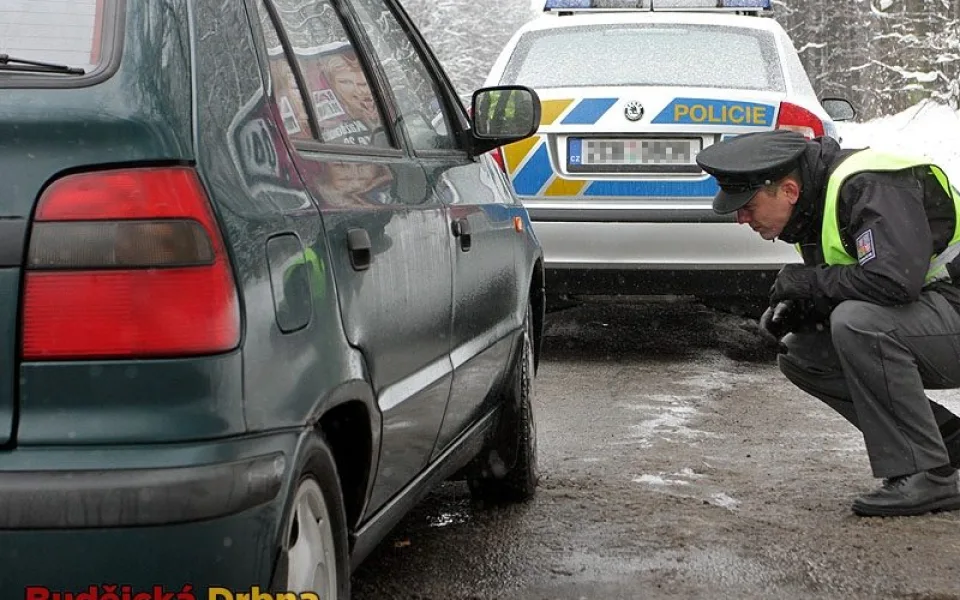 Budějčtí policisté kontrolovali motoristy v rámci dopravní akce Zimní pneu na odpočívadle před Lišovem