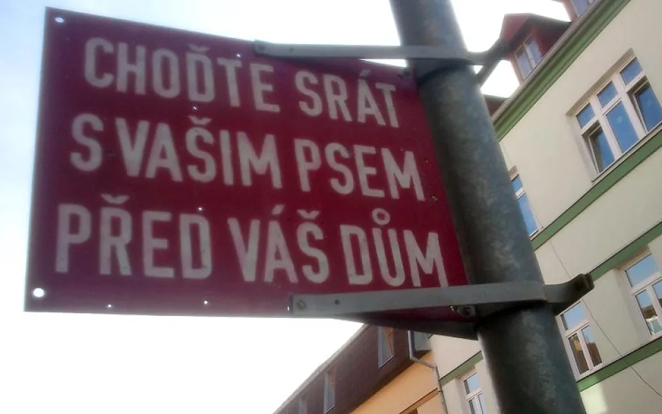 Upozornění v ulici Skuherského