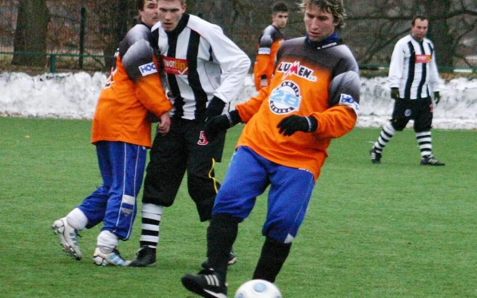 Tomáš Choutka, hráč Lokomotivy, mezi hlubockými Lukášem Adamem a Radkem Horejšem v sobotním derby pod zámkem