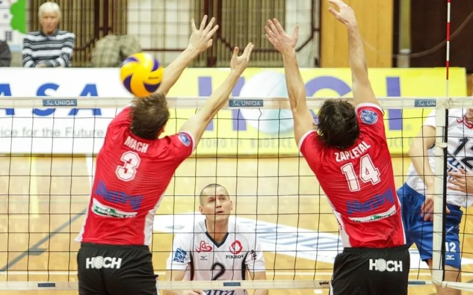Blok Radka Macha a Petra Zapletala při prvním pohárovém duelu se Zlínem