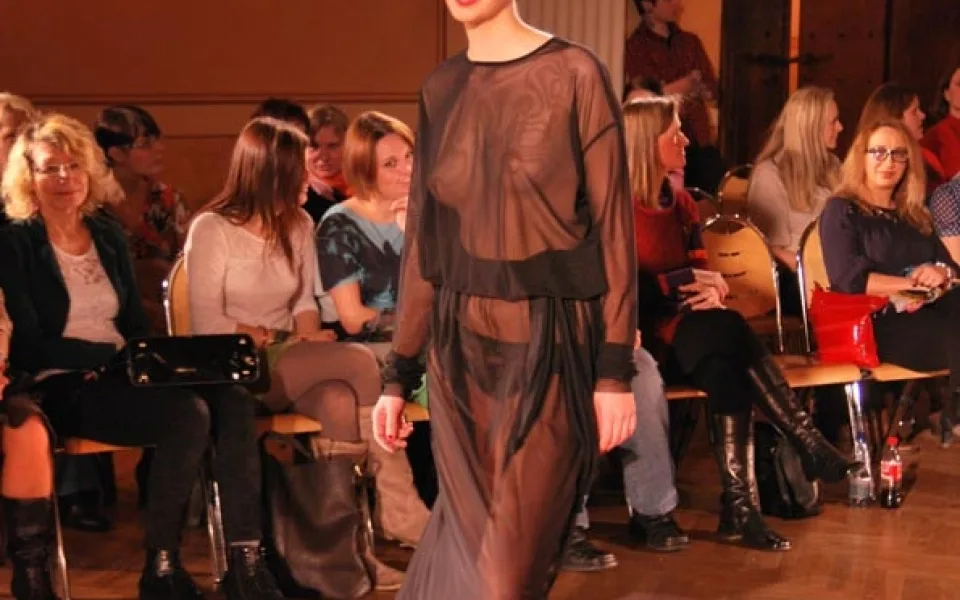 Odvážné modely zvedaly muže ze židlí