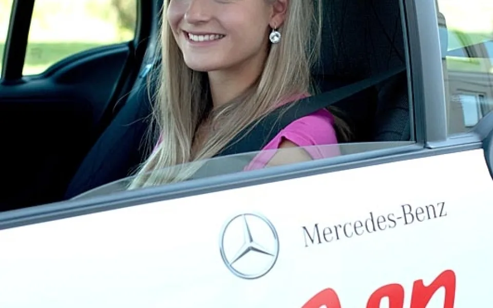 Majitelé elektromobilů se můžou těšit na nový tarif. Na snímku je Maturantka Roku 2012 Gabriela Fialová v autě od E.ONu