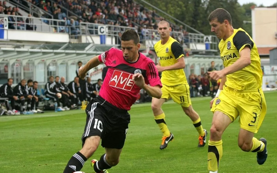 Na Střeleckém ostrově se dnes očekává početná divácká návštěva. Snímek je z posledního vzájemného zápasu Dynama a Sparty v Budějcích
