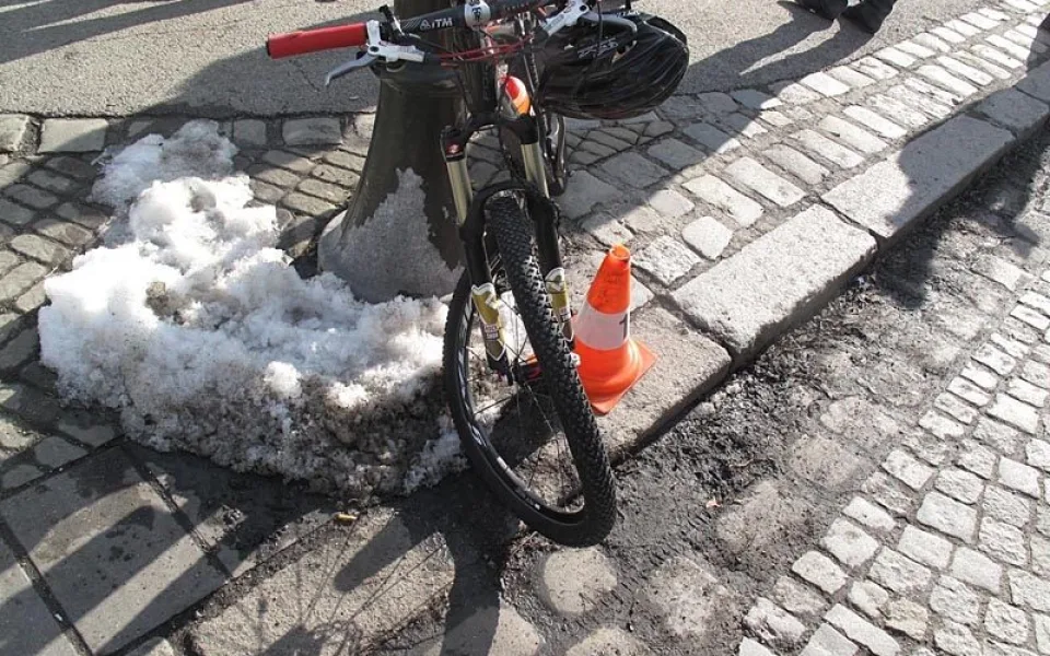 Sobotní střet cyklisty s Volkswagenem Touareg v ulici U Černé věže