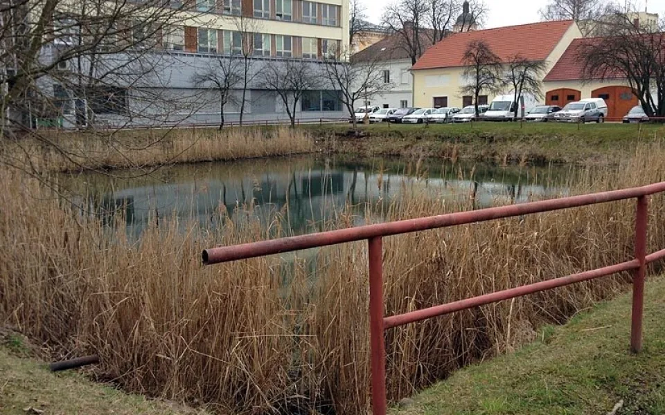 Vodní nádrž v areálu akciové společnosti ČEVAK