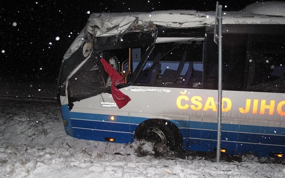 Havarovaný autobus u Trhových Svinů