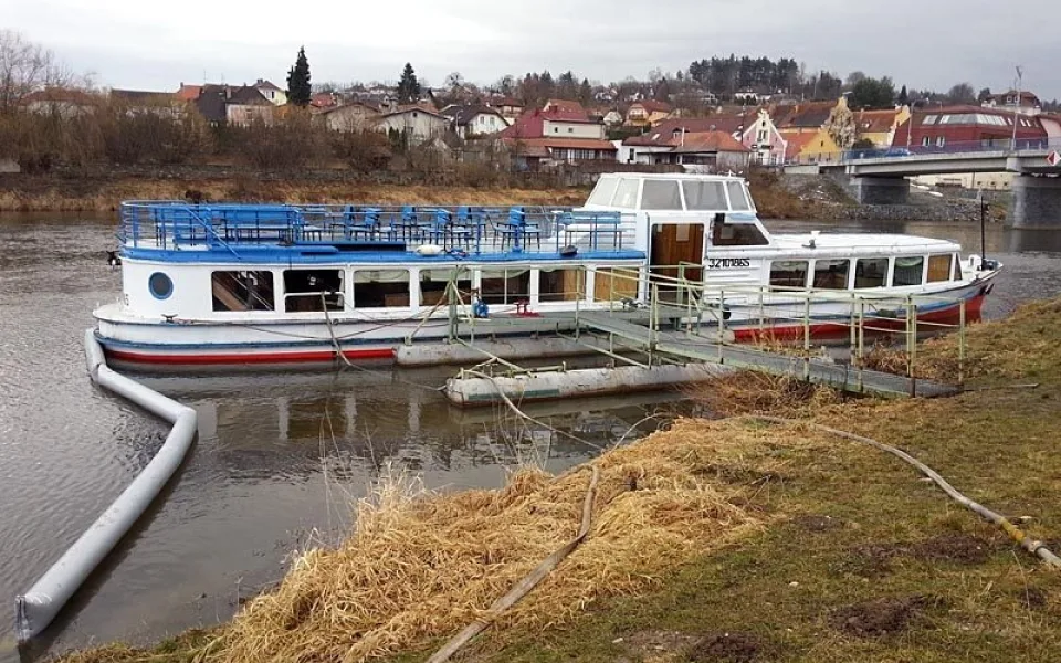 Zásah hasičů u poškozené lodi v Zámostí
